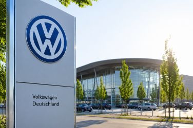 Imagen creada con IA. Corren tiempos difíciles para Volkswagen, ¿qué hacer con la acción?